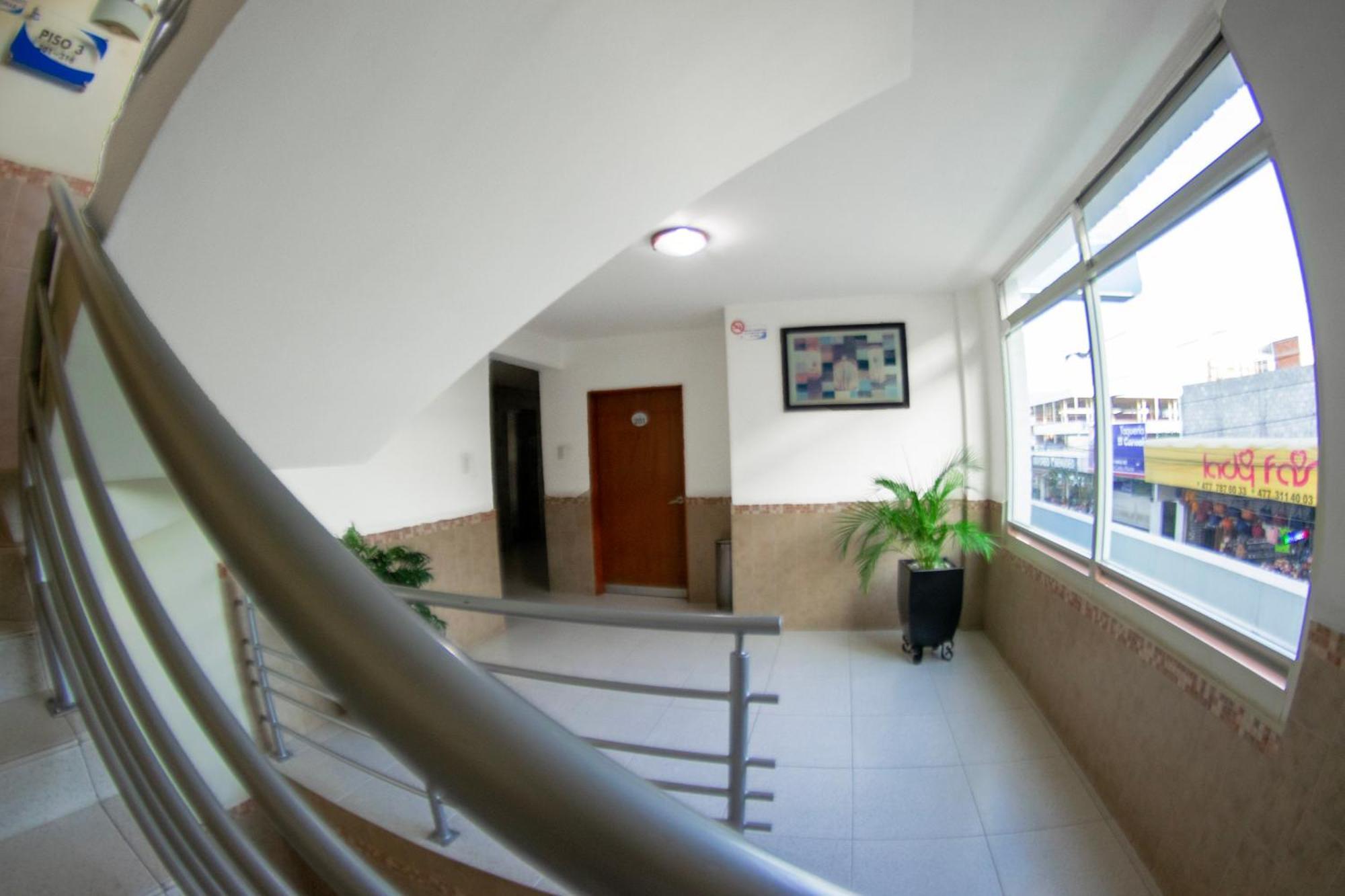 לאון Hotel Niza Zona Piel מראה חיצוני תמונה